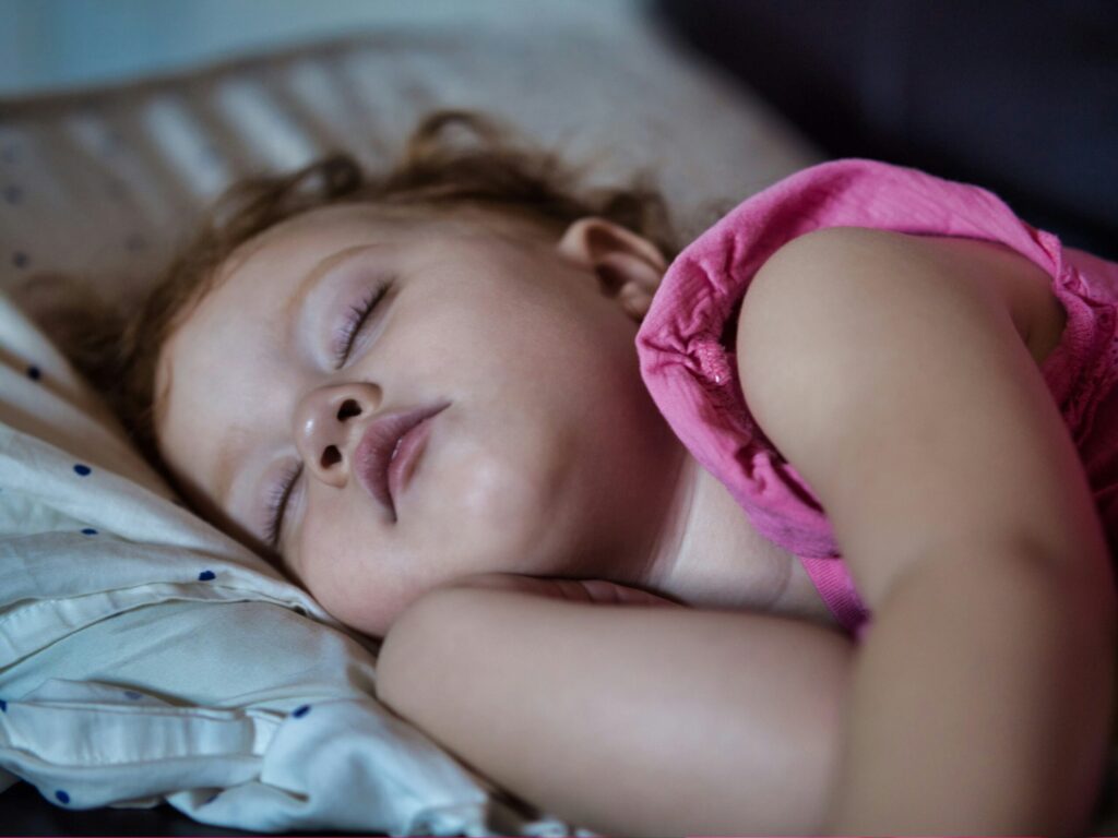 Parent avoiding common sleep training mistakes with a consistent routine and suitable sleep environment